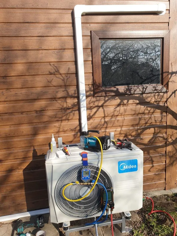 Midea kültéri egység telepítése garázshoz