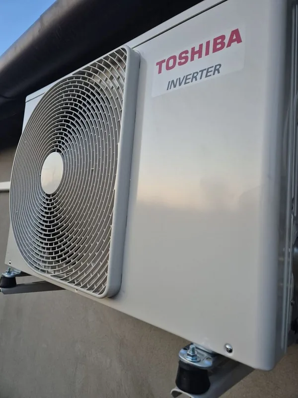 Toshiba kültéri egység telepítése